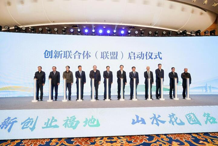 政校企協(xié)同犁新路，長(zhǎng)三角智能農(nóng)機(jī)裝備科技創(chuàng)新聯(lián)合體（聯(lián)盟）在鎮(zhèn)江成立
